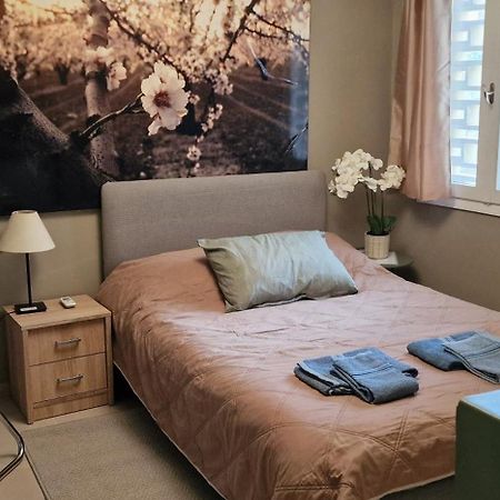 A Cozy Affordable Place At Voula Афины Экстерьер фото