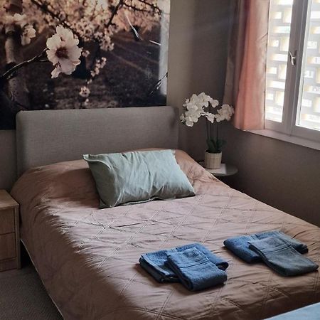 A Cozy Affordable Place At Voula Афины Экстерьер фото